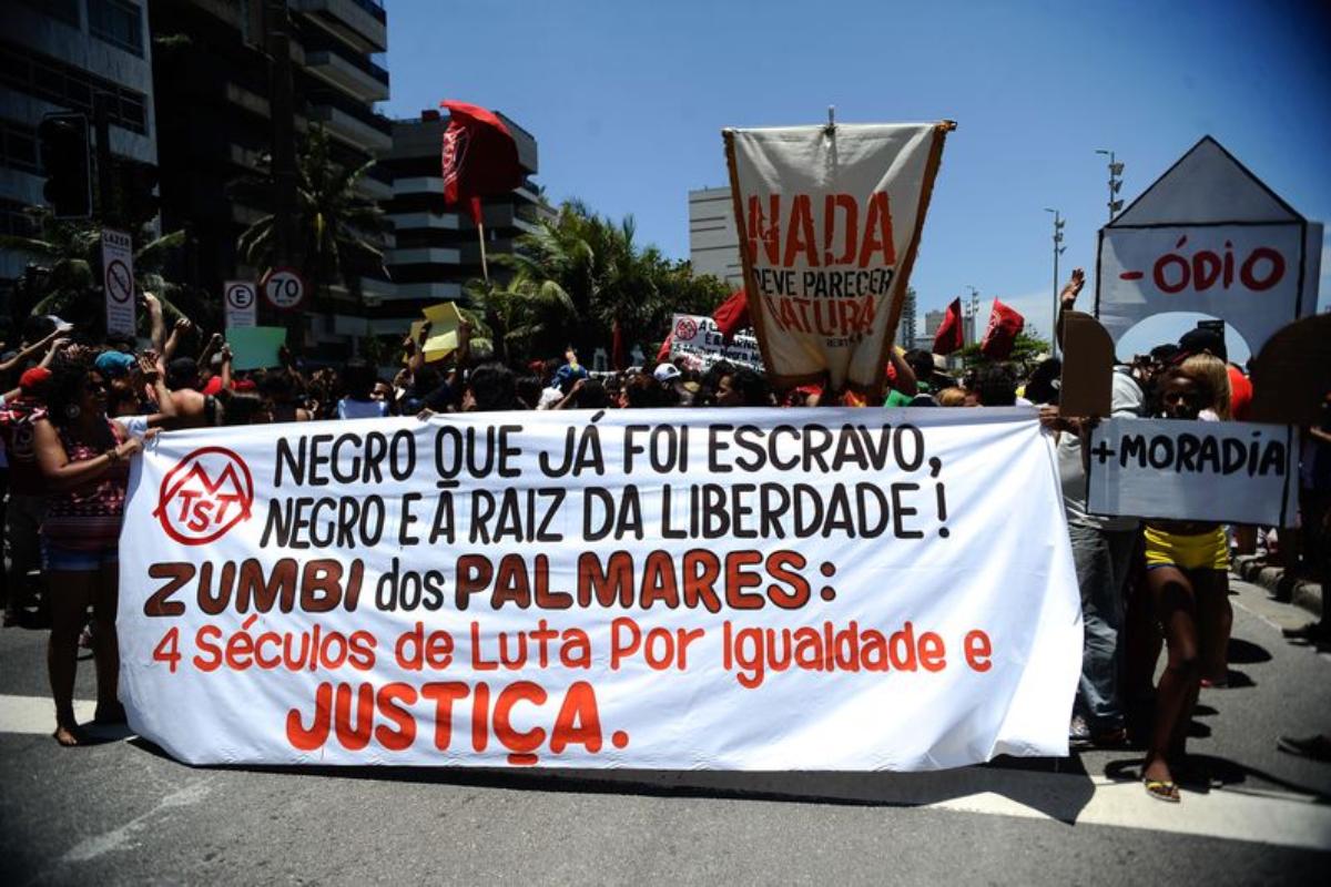 Famílias do Movimento dos Trabalhadores Sem Teto (MTST), que vivem na ocupação Zumbi dos Palmares, fazem passeata na praia do Leblon para comemorar Dia da Consciência Negra. 20/11/2014 | Fernando Frazão/
Agência Brasil