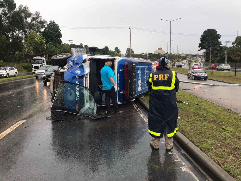 Ambulância perdeu o controle e bateu contra um poste. impacto destruiu o veículo | Divulgação/PRF