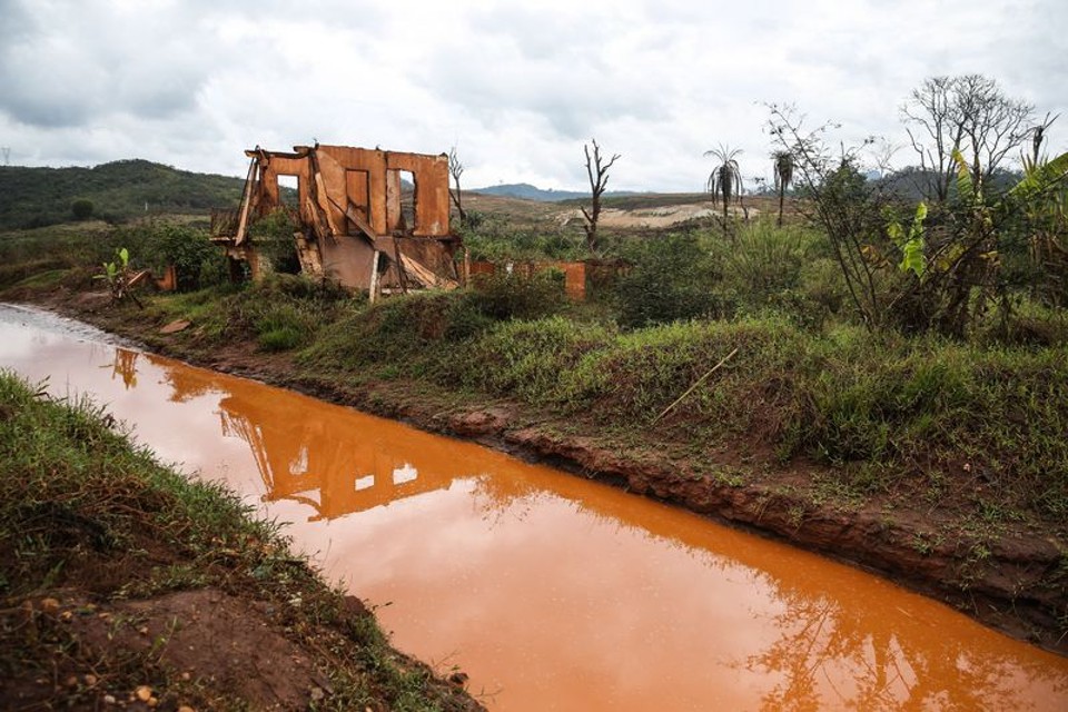Ruínas em Bento Rodrigues, distrito de Mariana, dois anos após a tragédia do rompimento da Barragem de Fundão, da mineradora Samarco. | José Cruz/Agência Brasil