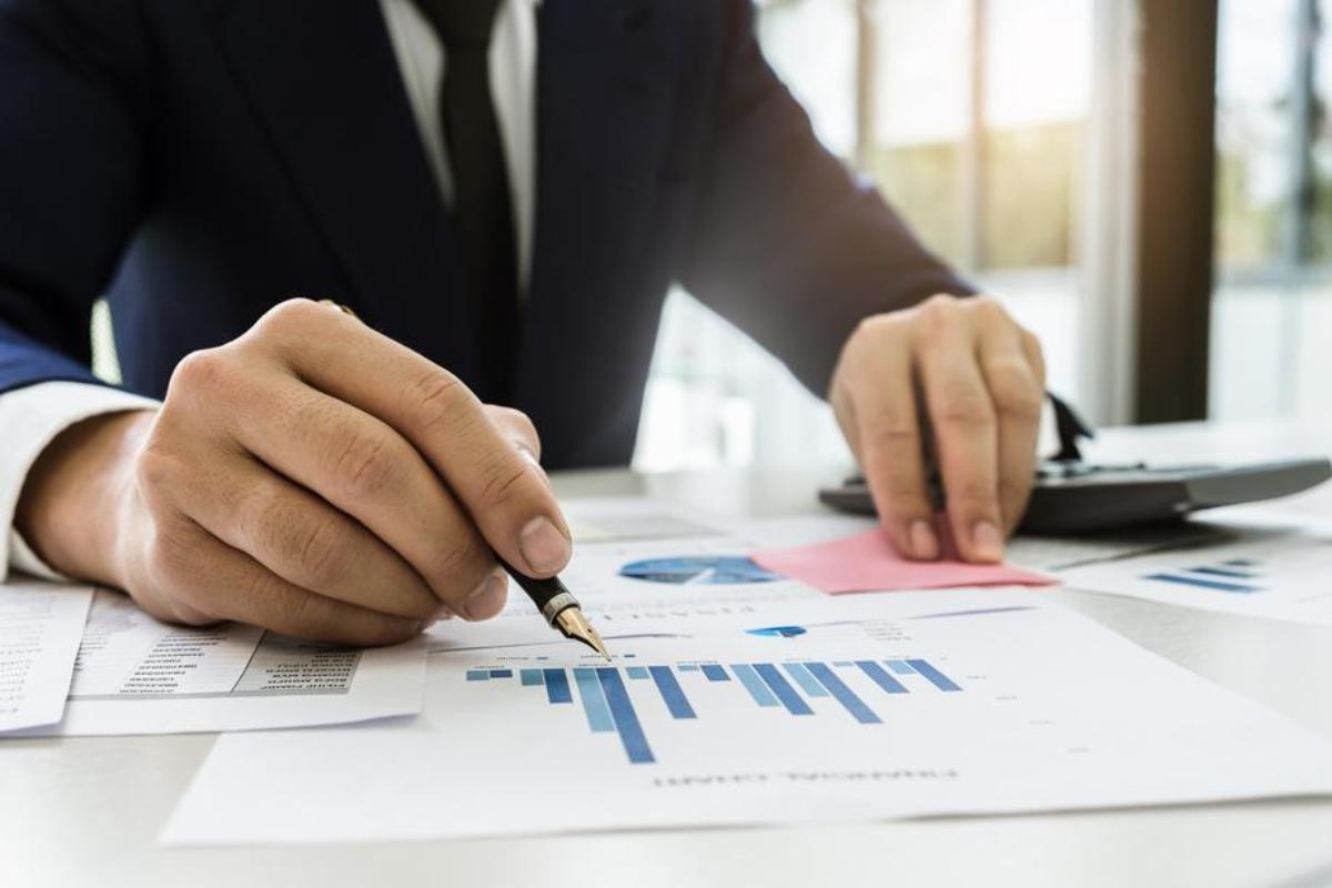 O empresário perde horas valiosas que poderiam ser dedicadas para melhoria e crescimento do negócio | Bigstock