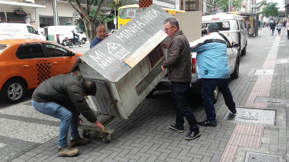 Equipe da FAS retira casinha de Sony de rua no Centro de Curitiba | iFacebook Rafael Greca/