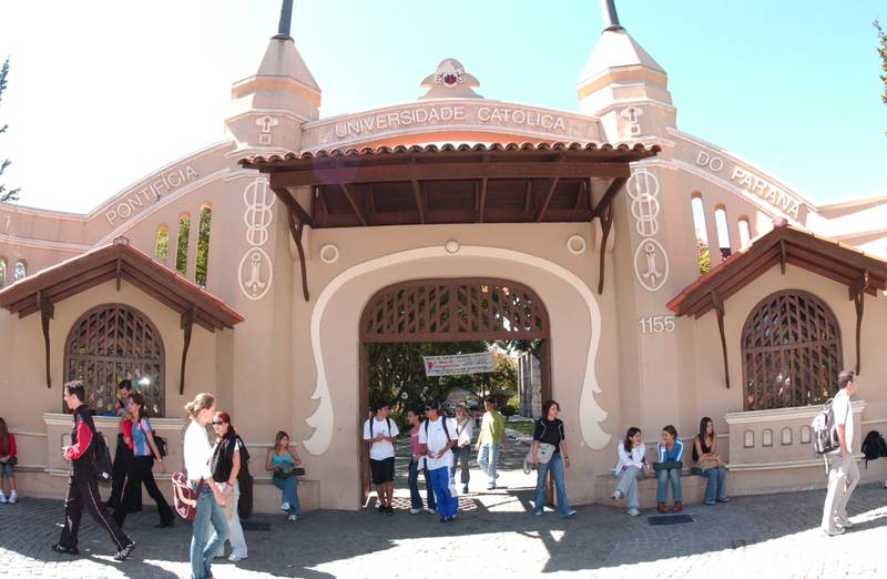 Entrada principal da PUC: movimento acima do normal | Daniel Castellano/SMCS