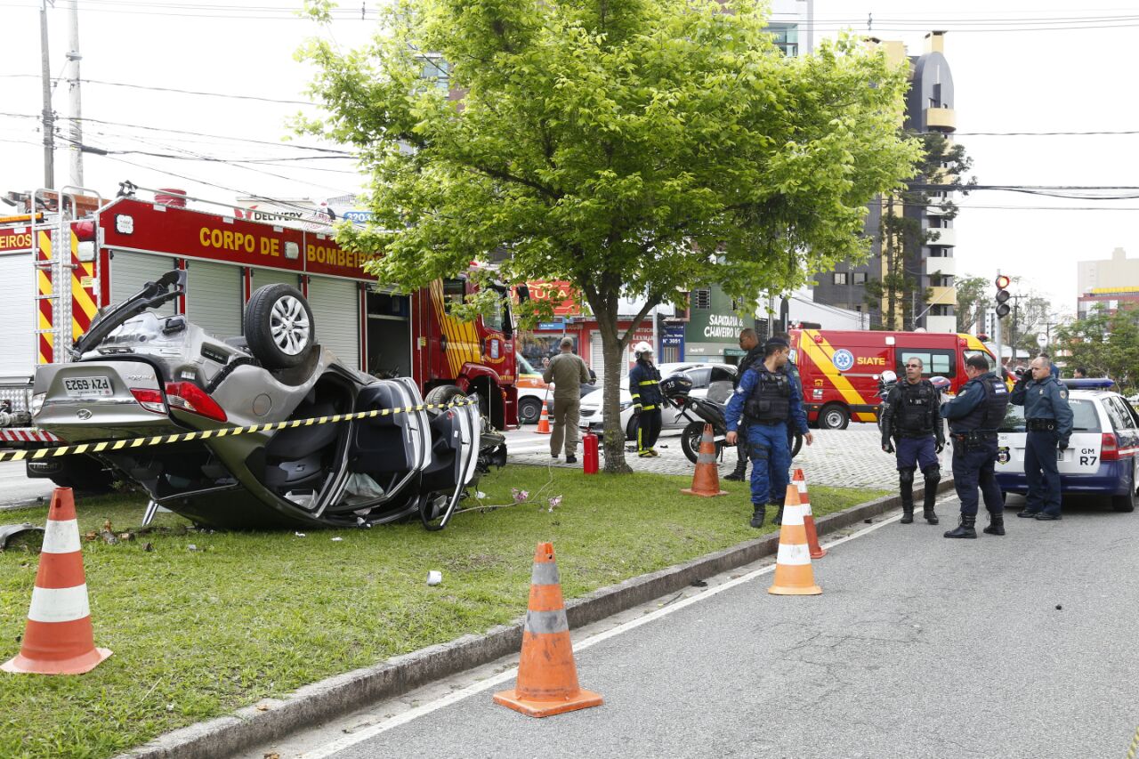 HB20 roubado acabou capotando no canteiro entre as ruas Fernando Moreira e rua Martim Afonso. | Aniele Nascimento/Gazeta do Povo