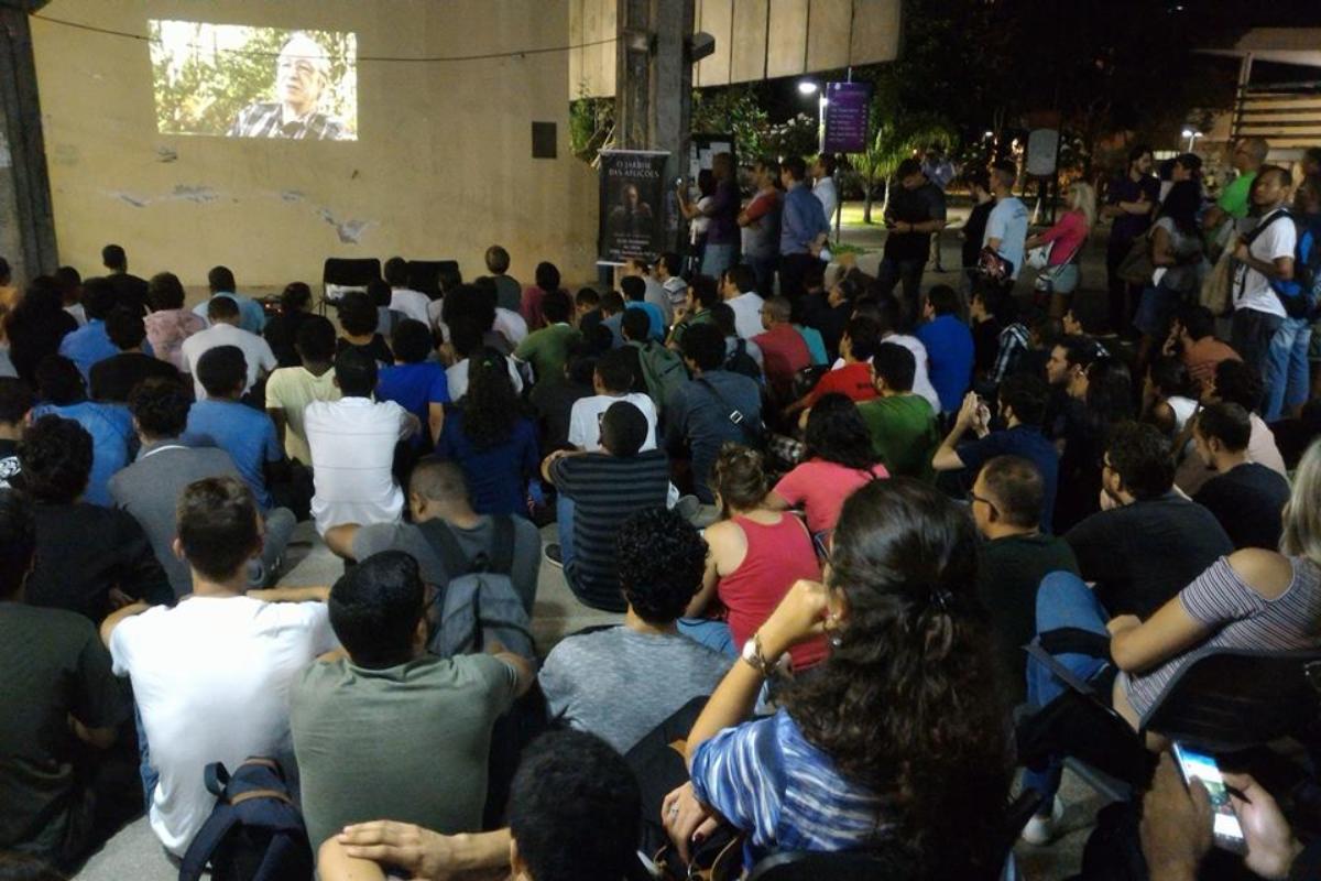 Exibição do filme improvisada do lado de fora da biblioteca da UFBA | Pérsio Menezes / Facebook