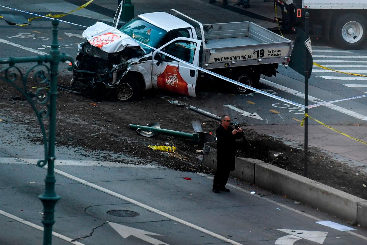 Caminhonete utilizada no ataque aos ciclistas e pedestres em Nova York | DON EMMERT/AFP