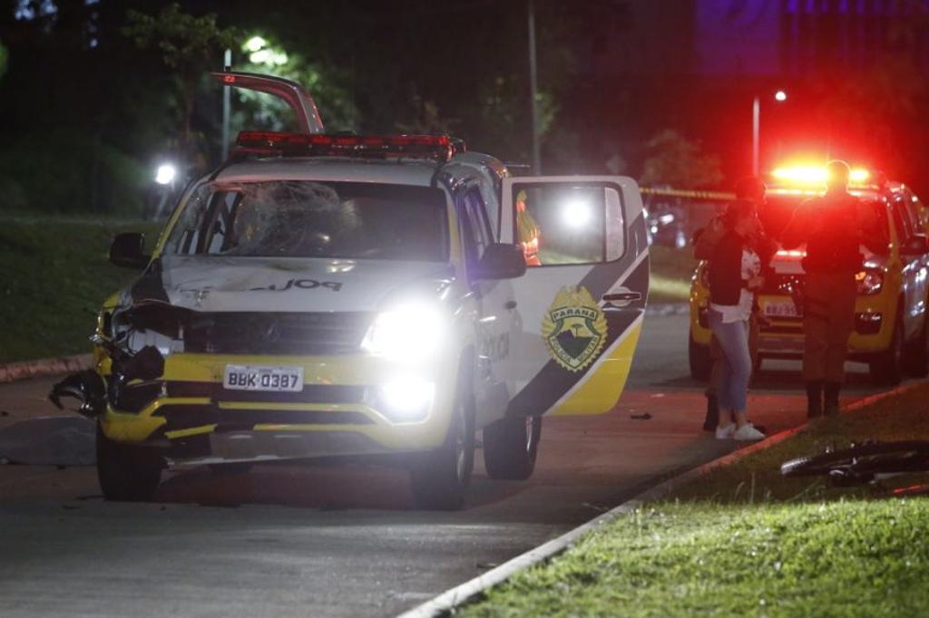 Viatura da PM danificada após colisão com ciclista. | Lineu Filho/Tribuna do Paraná