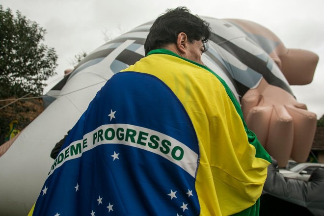 02-09-2015 - O boneco inflável do ex-presidente Lula foi apresentado na frente da Polícia Federal de Curitiba como forma de protesto contra a corrupção. Quando o Lulão ou Pixuleco ficou totalmente inflado as pessoas começaram a gritar contra o PT e seus integrantes. | Marcelo Andrade/Gazeta do Povo