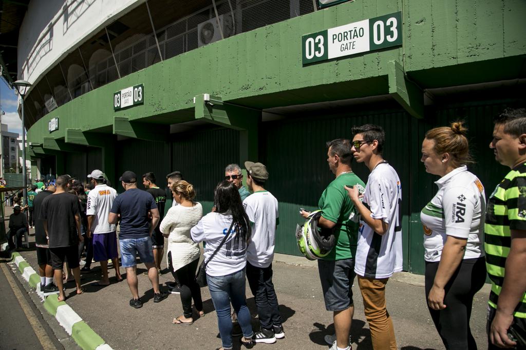 Torcedores formaram fila para comprar ingresso do jogo com o Avaí no próximo sábado (4). | Marcelo Andrade/Gazeta do Povo