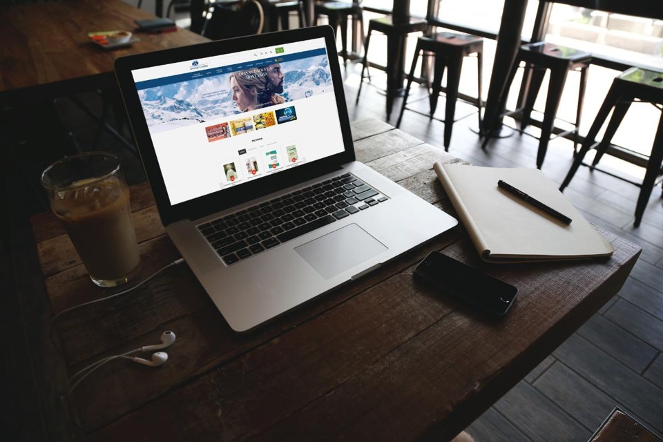 Site das Livrarias Curitiba aberto em um notebook. | Startup Stock Photos/Reprodução