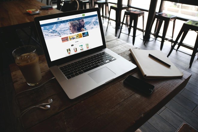 Site das Livrarias Curitiba aberto em um notebook. | Startup Stock Photos/Reprodução
