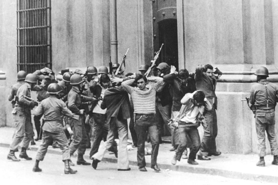 Assessores e membros da presidência do ex-presidente socialista Salvador Allende sendo escoltados por soldados para fora do palácio presidencial de La Moneda, durante o golpe de estado em Santiago, em 11 de setembro de 1973. O general Augusto Pinochet derrubou Allende e se declarou presidente da o país pouco depois, governando até 1990. | MB/GNSTR