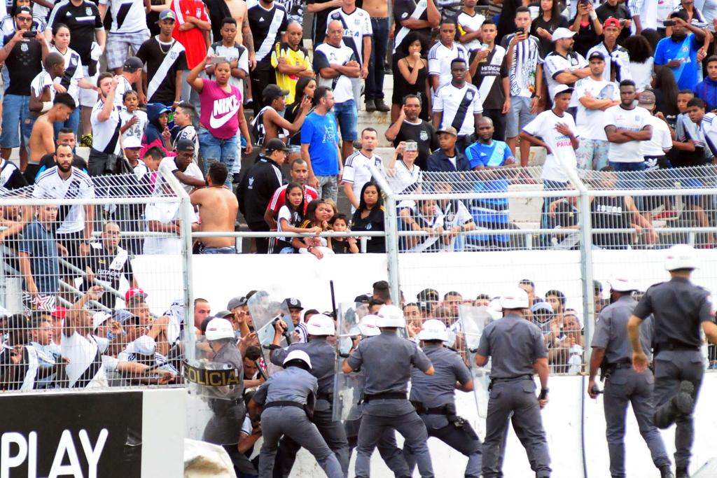 Policiais militares tentam conter invasão de torcedores durante Ponte Preta e Vitória | MATHEUS RECHE/ESTADÃO CONTEÚDO