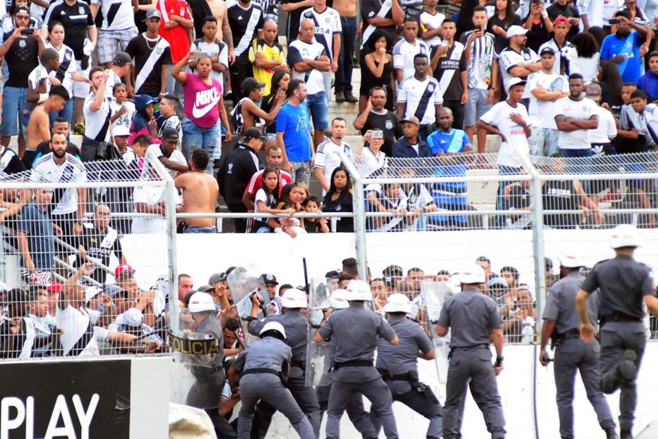 Policiais militares tentam conter invasão de torcedores durante Ponte Preta e Vitória | MATHEUS RECHE/ESTADÃO CONTEÚDO