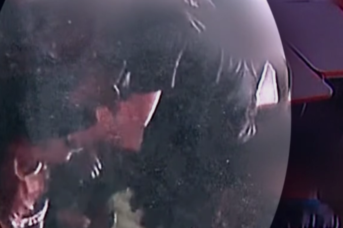 Imagem de câmera de segurança da creche mostra professora colocando criança em saco de lixo | Reprodução