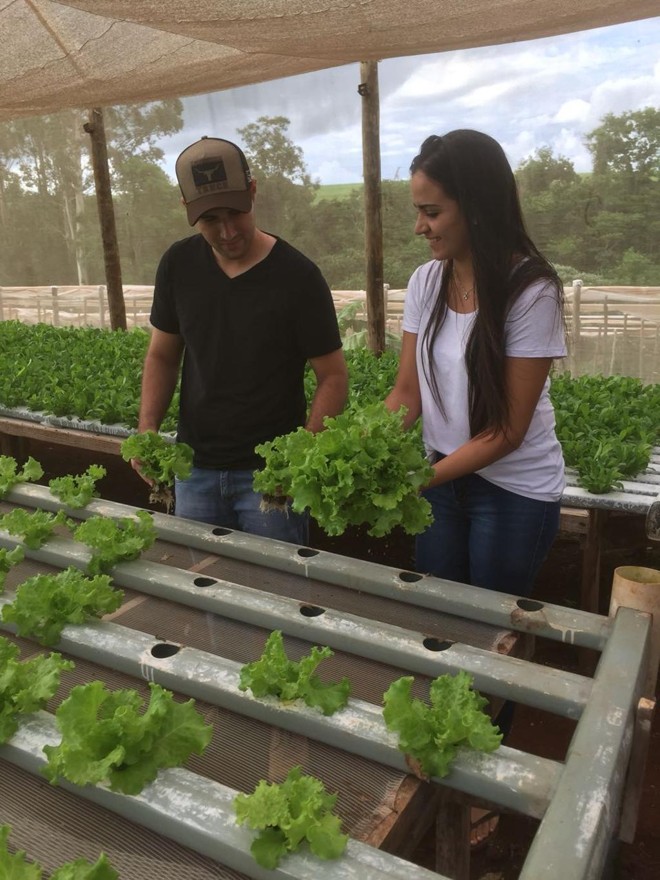 A produtora rural Flávia Coral e o namorado João Paulo Dias concorrem com um projeto no setor de sericicultura, que é a criação de bichos-da-seda. Atualmente, a família trabalha com grãos e hortaliças em Engenheiro Beltrão, no Noroeste do estado. | Flávia Coral