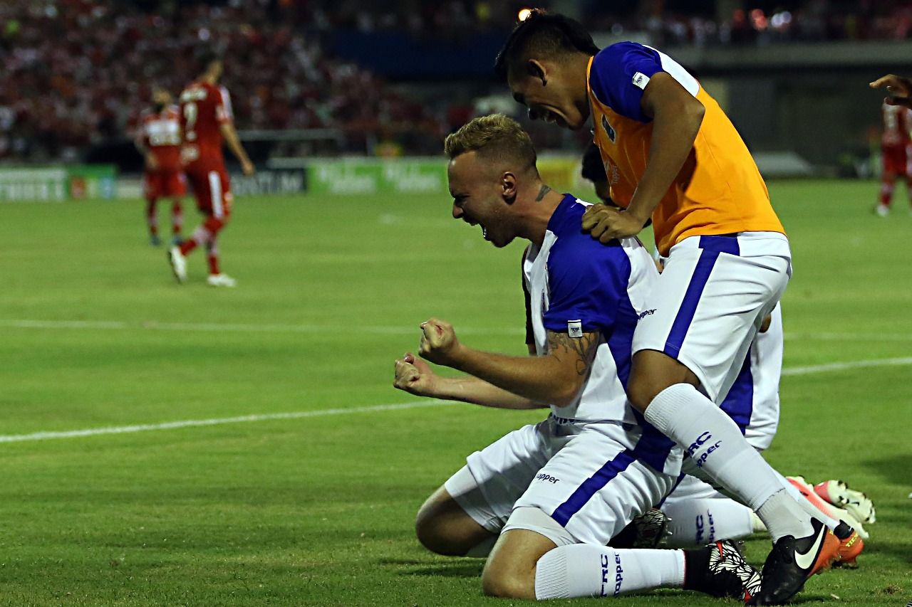 Alemão fez a jogada que resultou em gol contra do zagueiro do CRB. | Albari Rosa/Gazeta do Povo