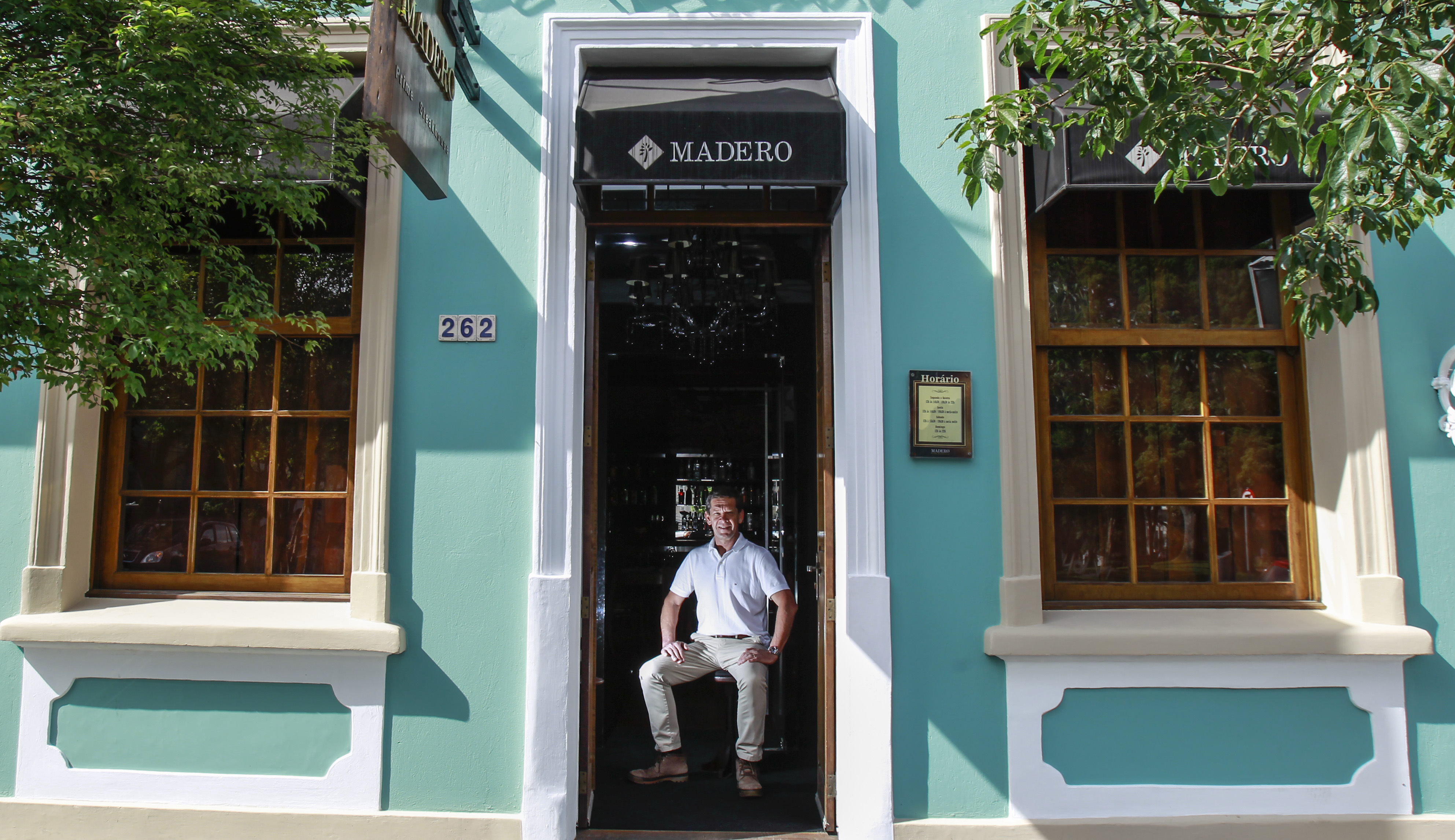 O chef Junior Durski provou e aprovou a carne do Purunã, tanto que decidiu incluir o boi com RG do Paraná no cardápio da rede. | Daniel Castellano/Gazeta do Povo