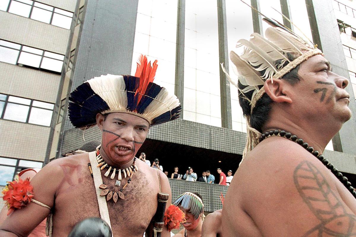 Índios Pataxós protestam em frente ao Tribunal de Justiça do DF durante o terceiro dia de júri sobre o caso. A foto é de 2001. | Evaristo Sá/
Arquivo