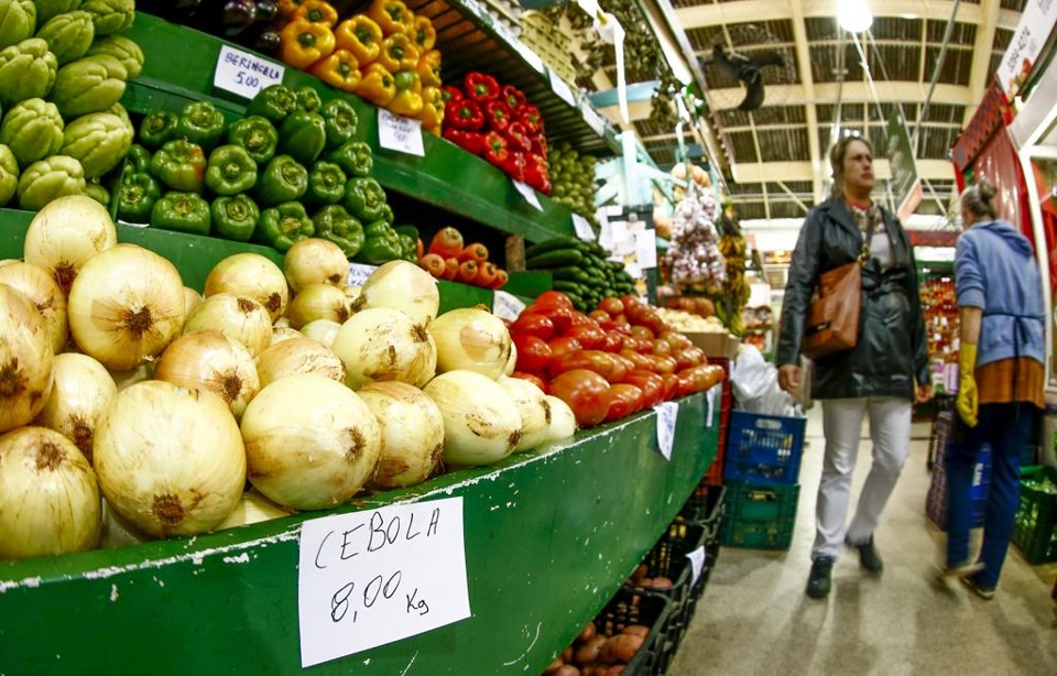 Preço da cebola nacional acaba sendo mais caro do que a importada vindo de países da Europa, como a Holanda: cebola dos Países Baixos tem custo R$ 2 menor quando chega ao Brasil | Hugo Harada/Gazeta do Povo