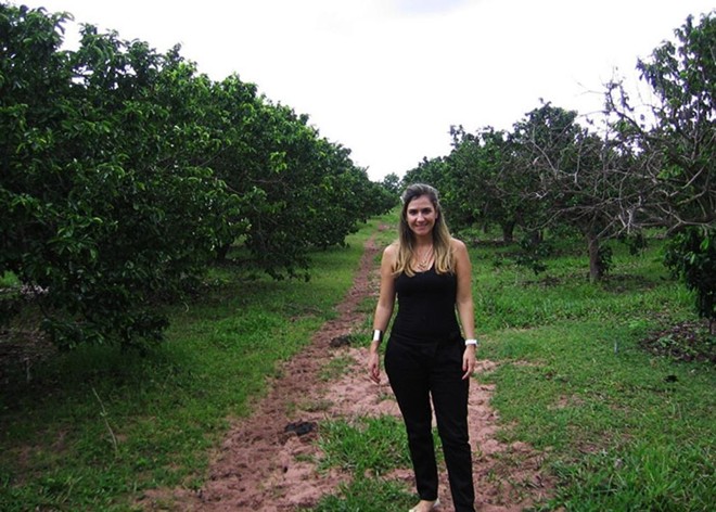 Pesquisadora Ingrid Vieira avaliou o método para extrair os compostos . | Divulgação/ Embrapa