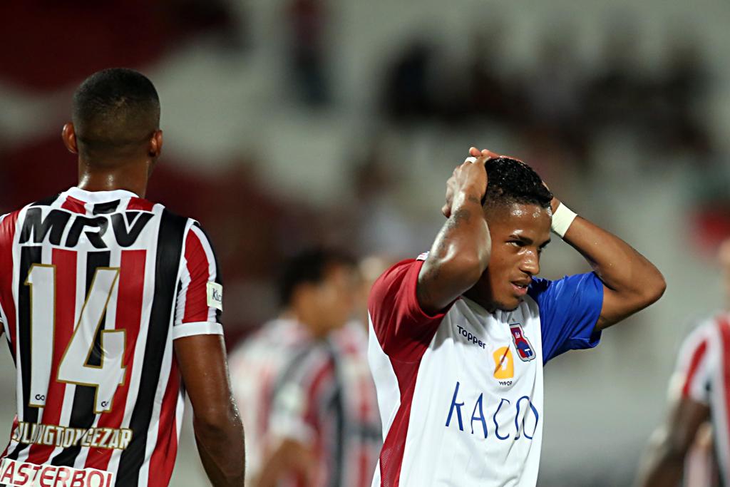 Vitor Feijão lamenta lance desperdiçado pelo Paraná. | Albari Rosa/Gazeta do Povo