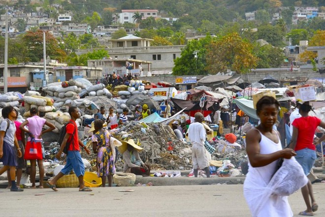 População em rua de Porto Príncipe, capital do Haiti | Pixabay