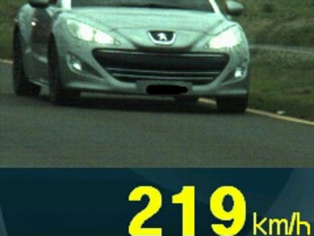 Carro flagrado em alta velocidade tinha placa de Londrina | PRFPR/Divulgação