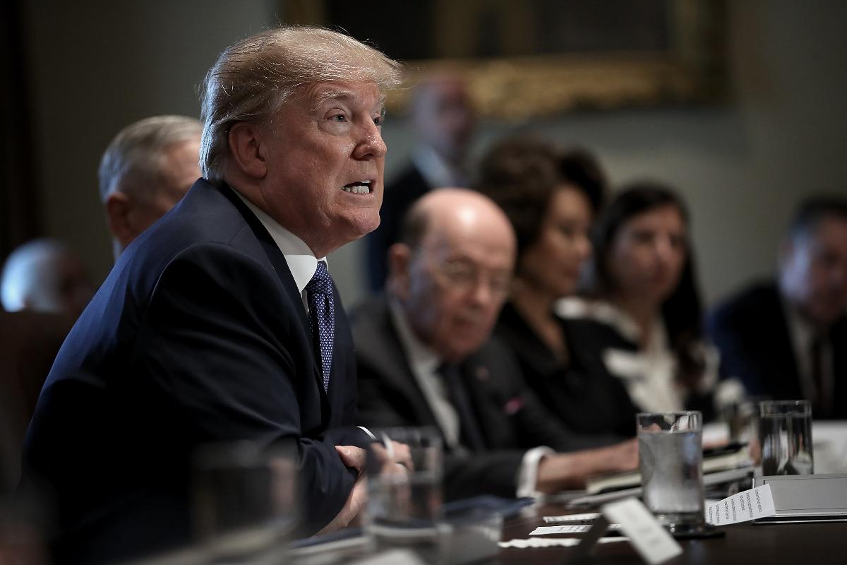Trump durante reunião com membros de seu gabinete, nesta quarta-feira (01) | WIN MCNAMEE/
AFP