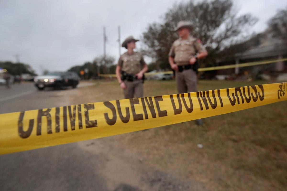 Arredores da igreja onde ataque ocorreu, em Sutherland Springs, no Texas, seguiam com bloqueio nesta terça (7) | SCOTT OLSON/AFP