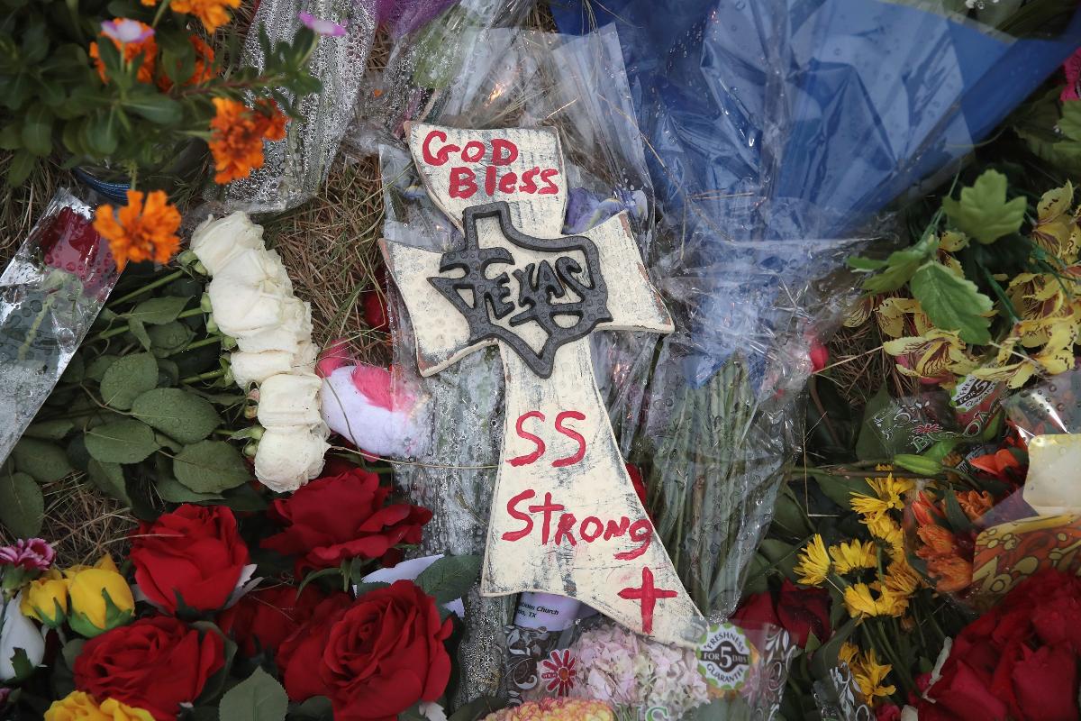 Memorial em homenagem às vítimas do ataque na Primeira Igreja Batista em Sutherland Springs, no Texas | SCOTT OLSON/AFP