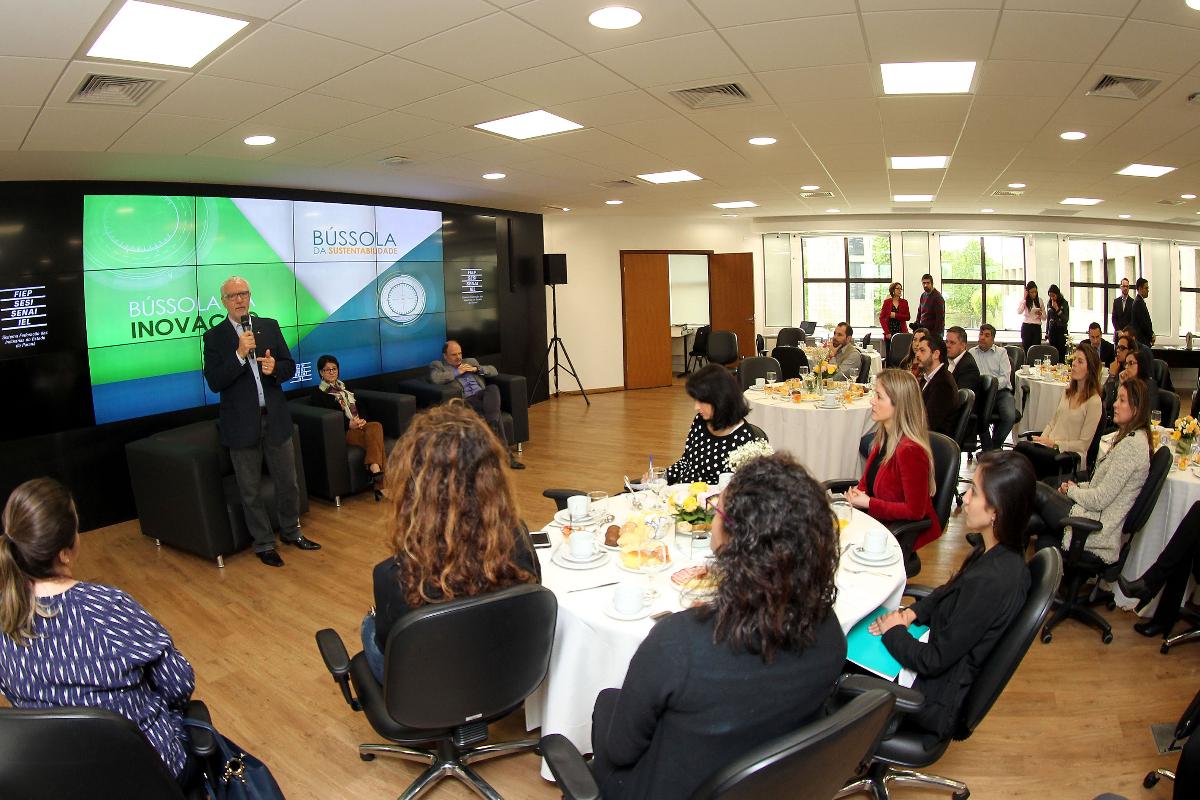 Edson Campagnolo fala à imprensa e representantes da indústria. | Gelson Bampi/Fiep