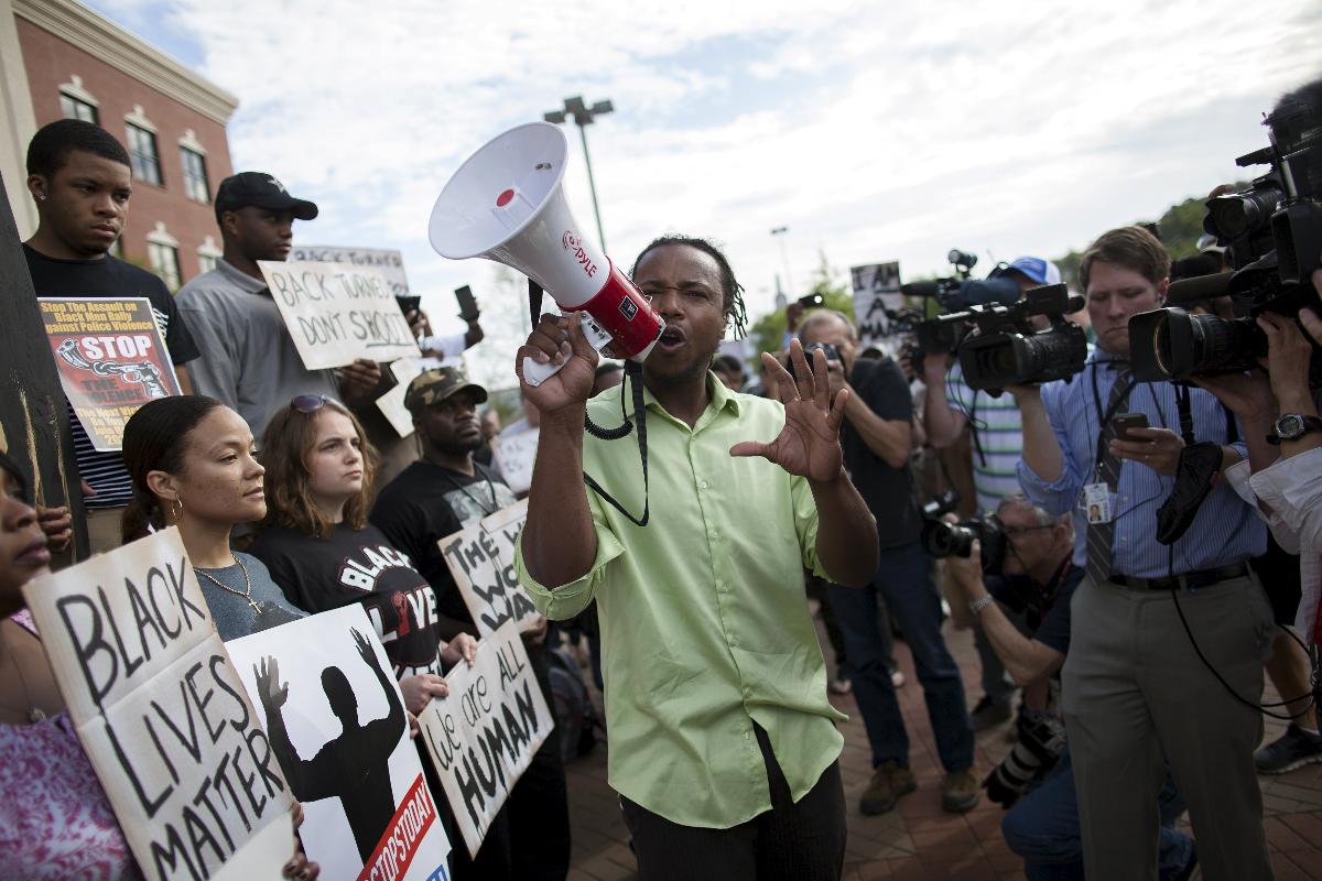 Muhiydin Moye D'Baha, do movimento Black Lives Matter, lidera manifestação em North Charleston, Carolina do Sul, em 8 de abril de 2015. | RANDALL HILL/REUTERS