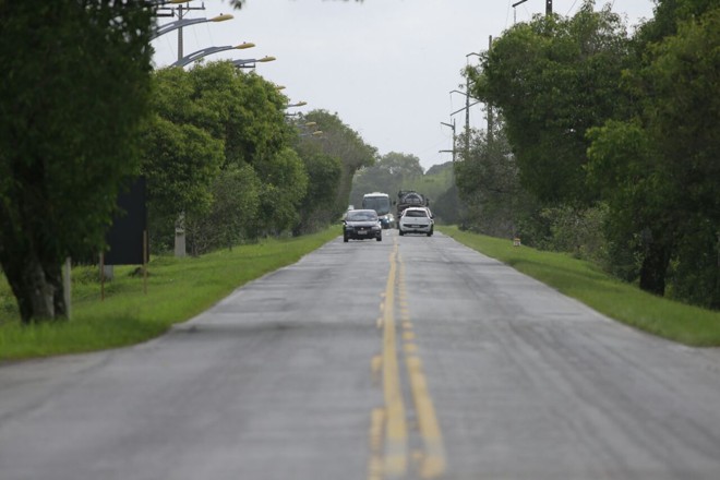 Foi liberada a construção de uma rodovia paralela à PR-412 (foto) | Jonathan Campos/Gazeta do Povo