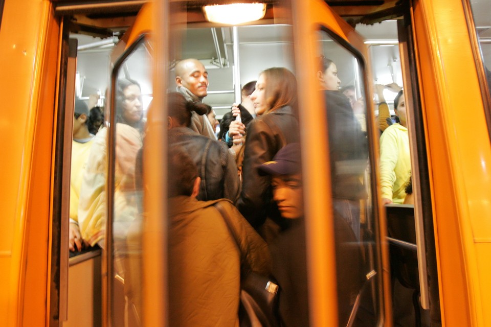 A mudança afeta linhas alimentadores  que circulam no período noturno | Antônio Costa/Gazeta do Povo