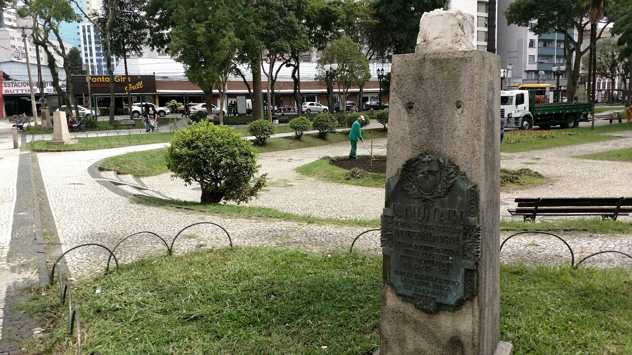 Busto de Nilo Cairo também foi retirado da Praça Santos Andrade | Durval Ramos/Gazeta do Povo