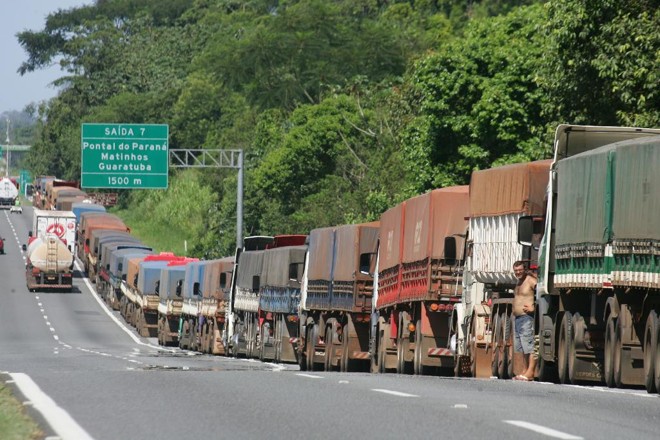A maior parte do volume de cargas chegam a Paranaguá por caminhões | Daniel Castellano/Gazeta do Povo/Arquivo