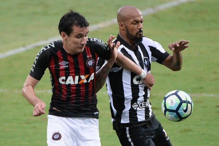 O atacante Pablo divide bola com Bruno Silva | Fernando Soutello/Estadão Conteúdo