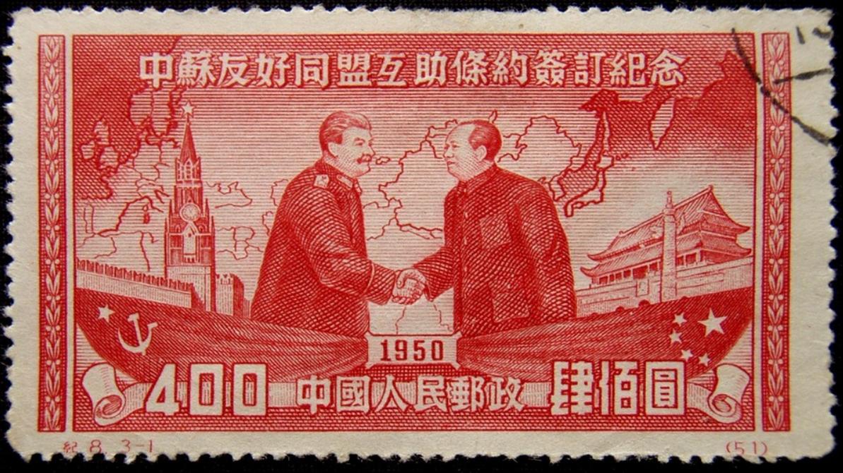 Aperto de mão entre os líderes comunistas da Rússia, Josef Stalin, e da China, Mao Tse-tung | Pixabay