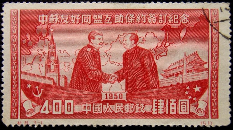 6 obras para entender o legado de horror deixado pelas revoluções comunistas Aperto de mão entre os líderes comunistas da Rússia, Josef Stalin, e da China, Mao Tse-tung | Pixabay