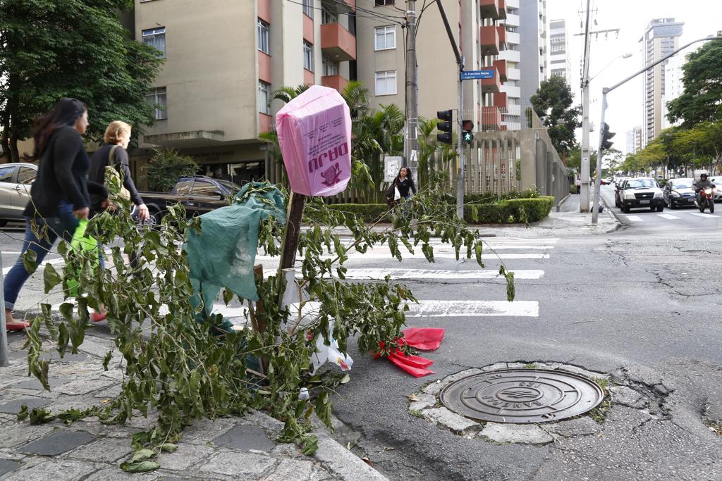 Buraco entre as ruas Francisco Rocha e Padre Anchieta surgiu no dia 15 de novembro: medo é que ele aumente. | Aniele Nascimento/Gazeta do Povo