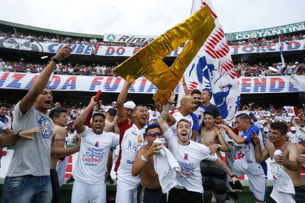 Jogadores e torcida comemoram o acesso após o jogo mesmo com o empate. | Hugo Harada/Gazeta do Pov