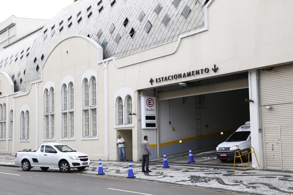 Novo binário altera acesso a shopping e supermercado em Curitiba | Aniele Nascimento / Gazeta do Povo
