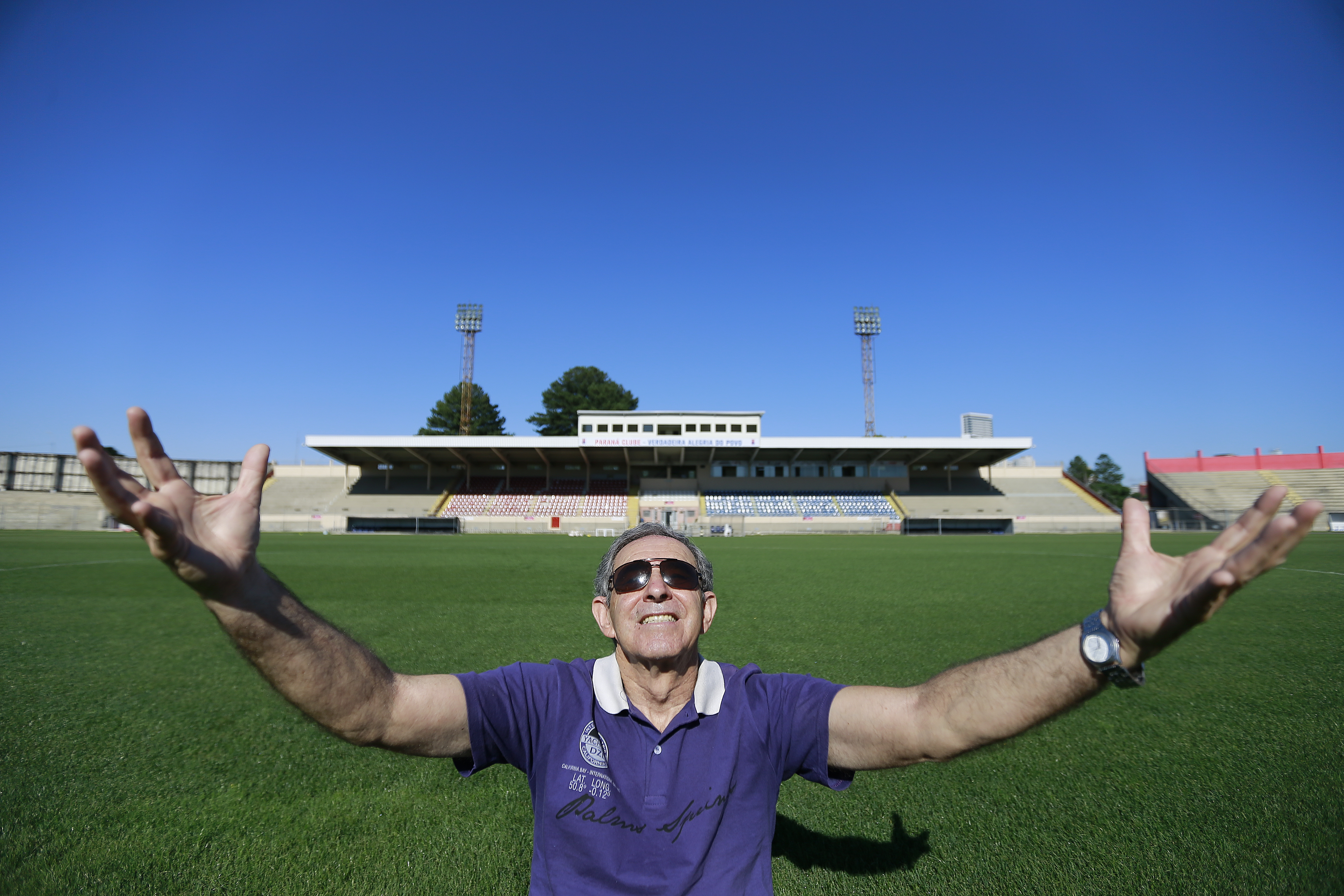 Repórter Manoel Fernandes, um dos grandes nomes do rádio paranaense, nunca escondeu a paixão pelo Paraná Clube. | Jonathan Campos/Gazeta do Povo