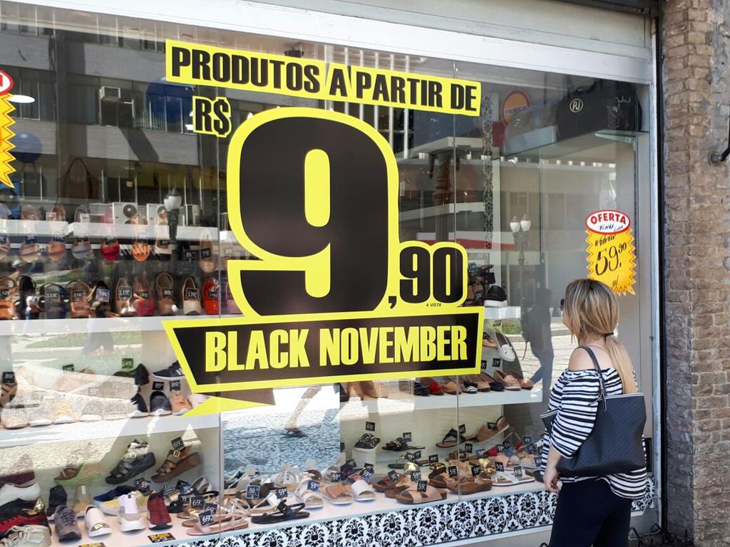 Lojas de calçados e roupas estão entre os principais comércios que já promovem os descontos. | Cecília Tümler/Gazeta do Povo