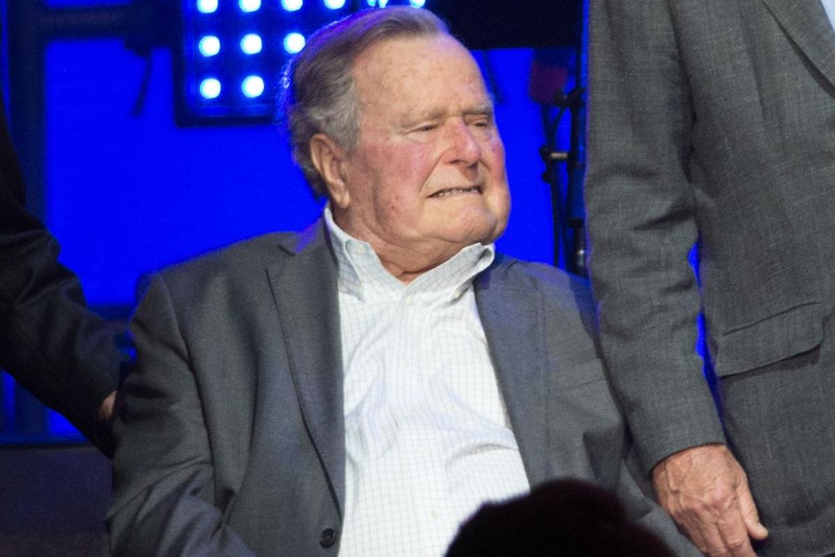 Ex-presidente dos Estados Unidos, George H. W. Bush teria apalpado nádegas de adolescente em evento na CIA | JIM CHAPIN/AFP