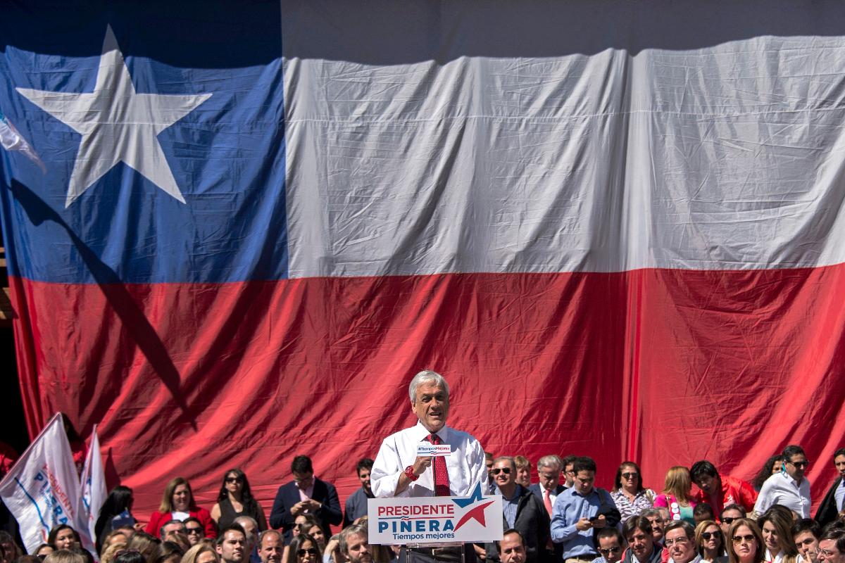 Candidato pelo partido "Chile Vamos", Sebastian Piñera discursa durante uma manifestação em Santiago | MARTIN BERNETTI/AFP