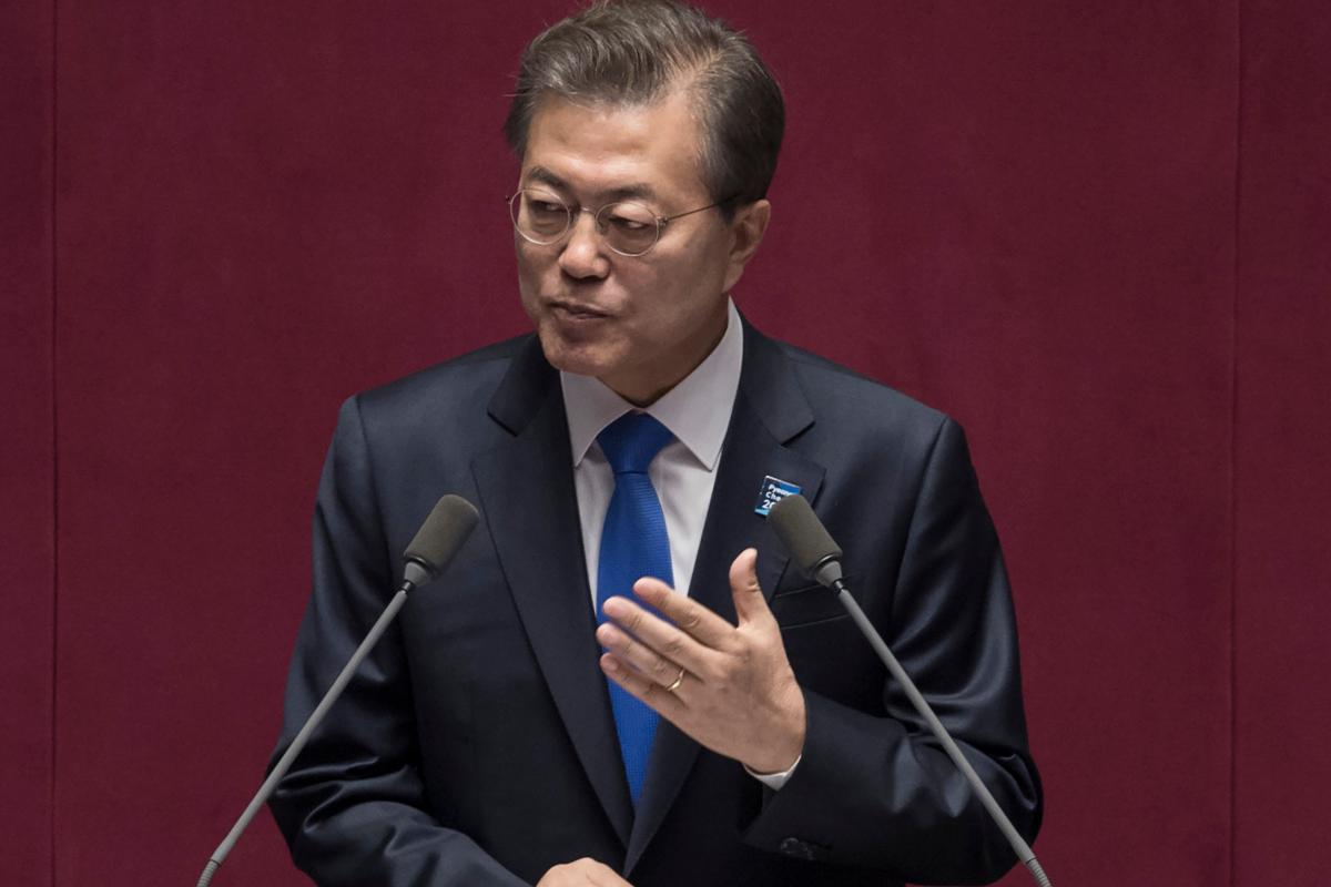 Durante discurso na Assembléia Nacional, em Seul, presidente sul-coreano Moon Jae-In afirmou que Coreia do Sul não desenvolverá armas próprias, apesar da ameaça norte-coreana | ED JONES/AFP