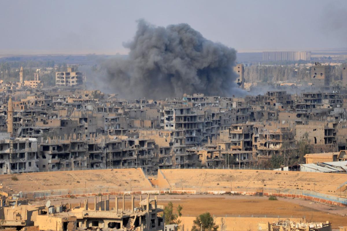 Engenheiros do exército sírio atuam para neutralizar minas e outros artefatos explosivos espalhados pelo EI em Deir Ezzor | STRINGER/AFP