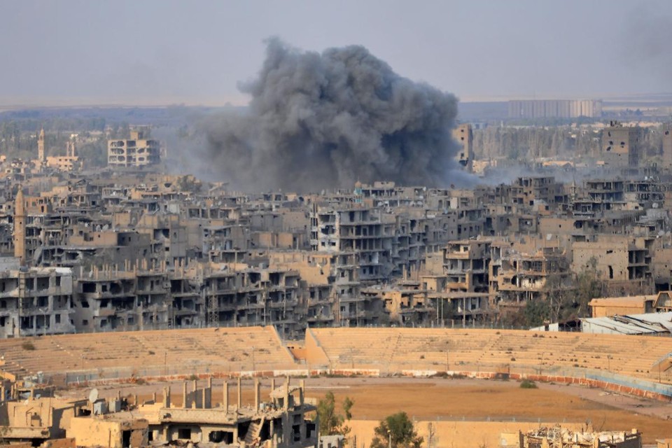 Engenheiros do exército sírio atuam para neutralizar minas e outros artefatos explosivos espalhados pelo EI em Deir Ezzor | STRINGER/AFP