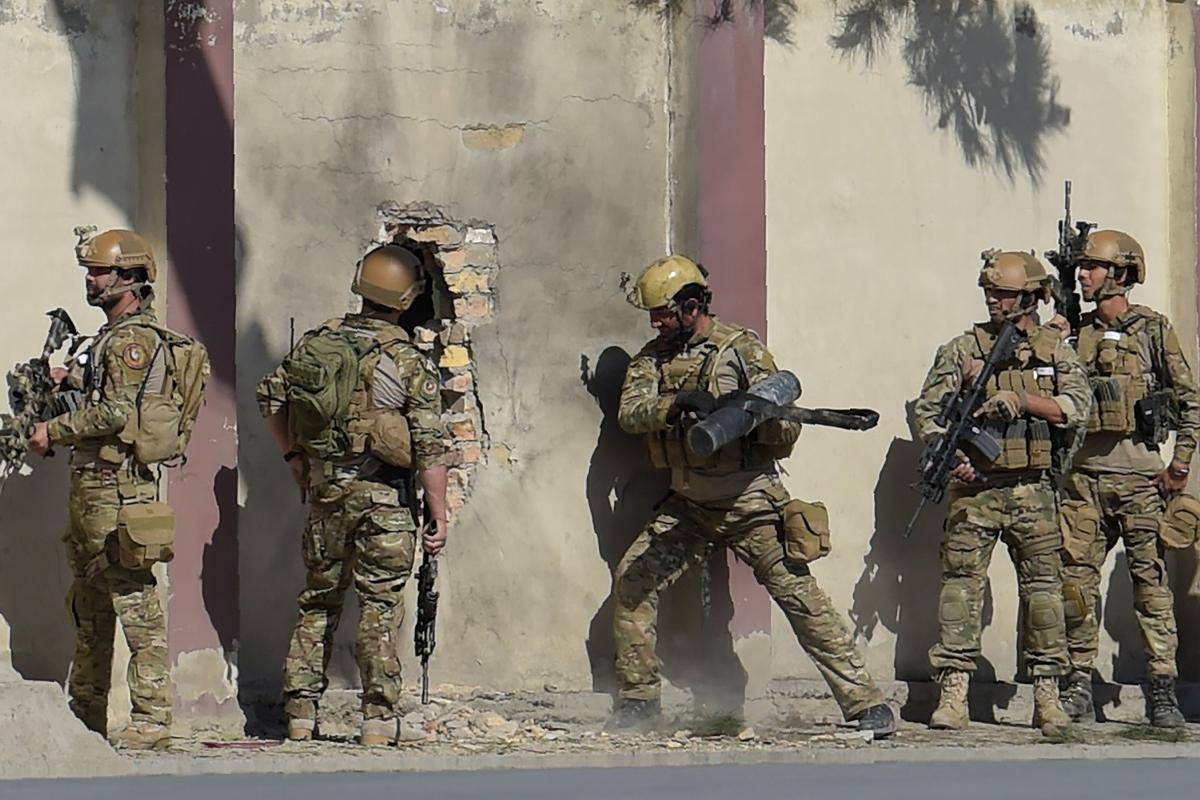 Militares isolam prédio de rede de tv afegã após o ataque terrorista | SHAH MARAI/AFP